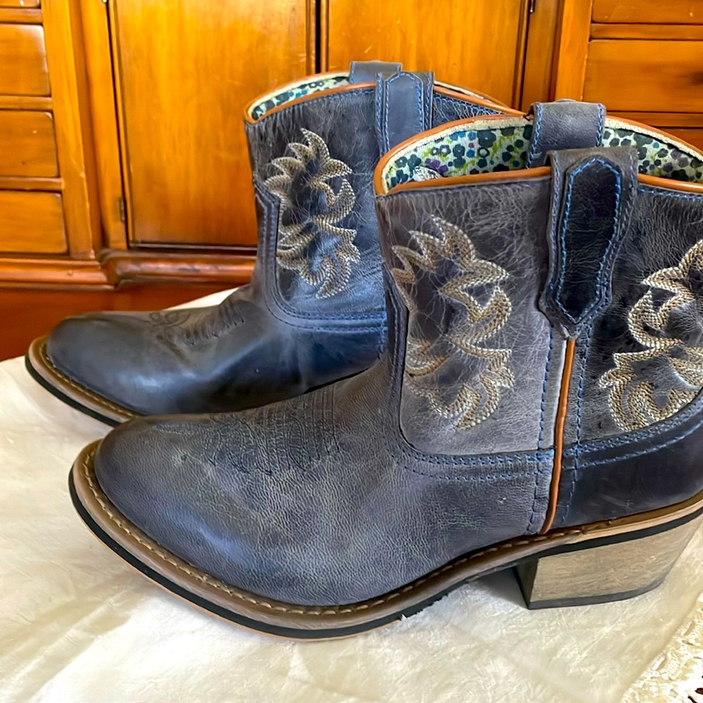 Laredo - Women’s Sapphyre Western Booties. Worn once great condition size 7M